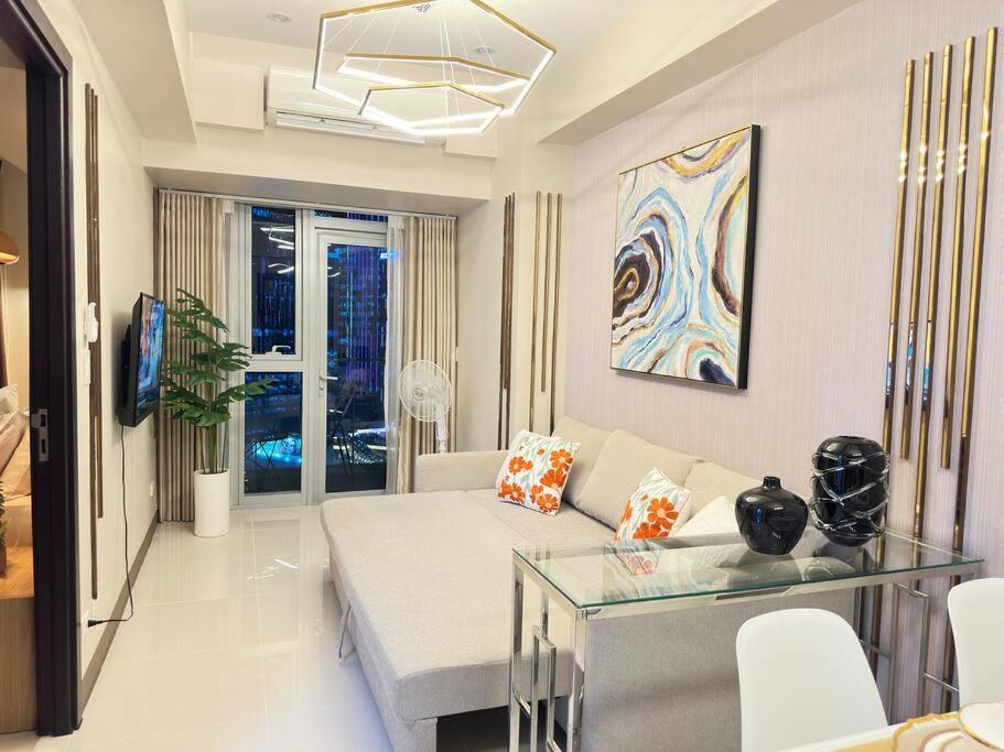 Executive With Balcony & Malls At Uptown Bgc * Manila